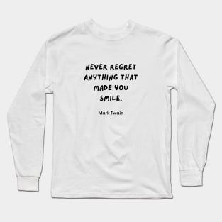 Never regret anything that made you smile. Quotes by Mark Twain Long Sleeve T-Shirt